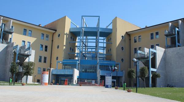 Un patron român din Italia a abandonat un muncitor rănit în fața unui spital și a fugit