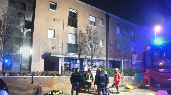 O româncă și soțul italian, morți intoxicați cu fum la Rimini. Incendiul a pornit de la un cuptor cu microunde