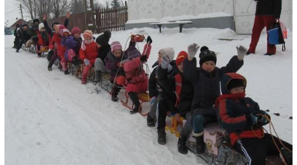 Un primar din România a închis străzile ca să se poată da copiii cu sania: "Închidem intrarea până în centru"