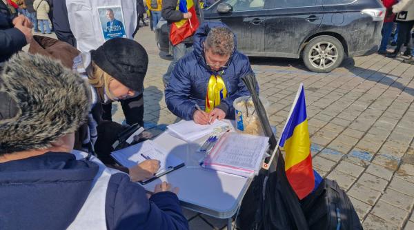 Marș suveranist în Piața Constituției: Susținătorii lui Georgescu au primit napolitane VIDEO