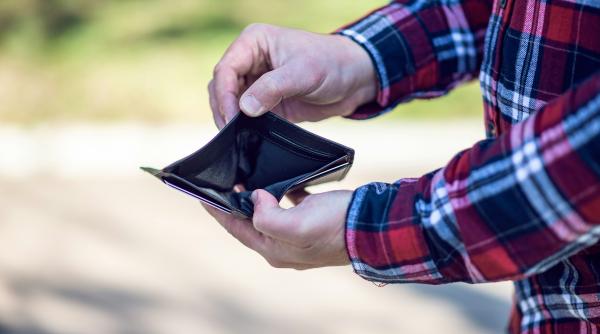 Un român din Anglia spune de ce nu poate strânge bani. Plata la săptămână și dezavantajele ei