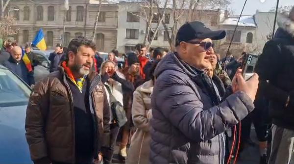 Fanii lui Georgescu îi amenință pe jandarmii care păzesc Parchetul General: "Diseară va fi măcel, veți fi călcați pe cap"