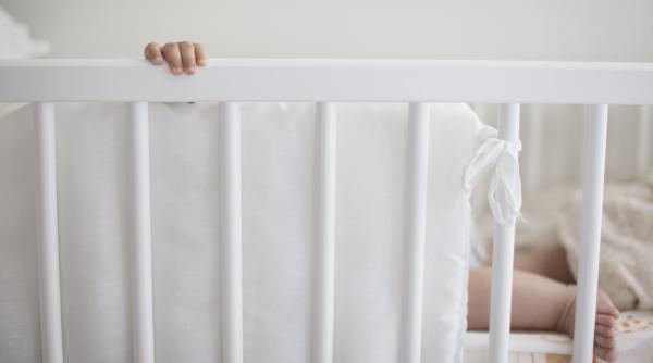 Tragedie într-o familie de români din Italia: Bebelușul de 17 luni a fost găsit mort în pătuț. Familia cere autopsie