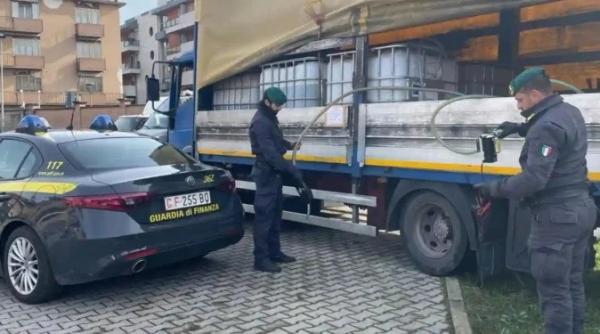 Doi români prinși la furat de motorină în Italia au încercat să dea șpagă carabinierilor: "Hai, închideți și voi ochii!"