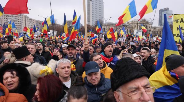 Jandarmii susțin că au fost atacați cu sticle de apă și lăzi din plastic de susținătorii lui Călin Georgescu 