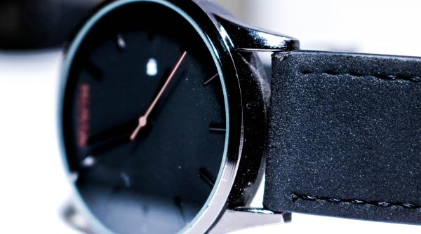 Escrocherie de 150.000 de euro în Elveția: un român a plătit ceasuri de lux cu coli albe în loc de bani reali