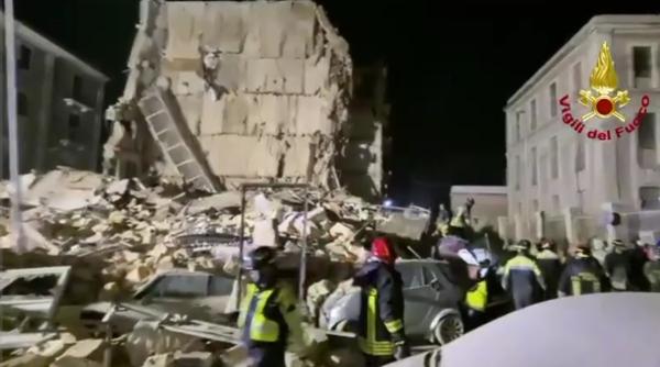 Clădire prăbușită în Italia. O bătrână de 74 de ani prinsă sub dărâmături