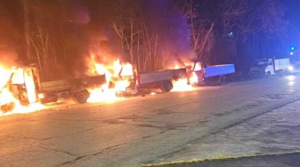 Patru camioane ale unor români, incendiate intenționat în Italia. Poliția suspectează un atac premeditat