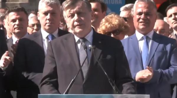 Crin Antonescu şi-a depus candidatura la prezidenţiale: "Nu mă clatin, nu mă întorc, nu mă dau la o parte"