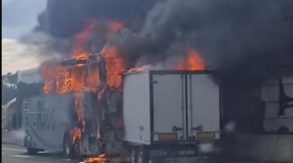 Un autocar plin cu români a luat foc pe autostradă în Franța. 30 de persoane erau la bord