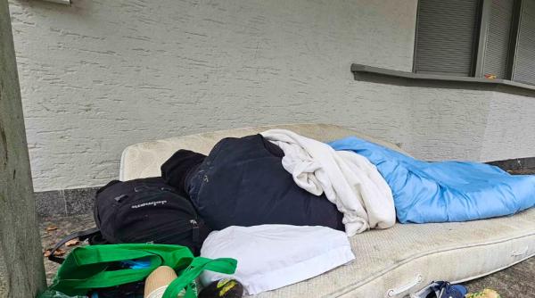 Un român din Elveția doarme într-o toaletă publică, deși câștigă peste 4.000 de euro pe lună