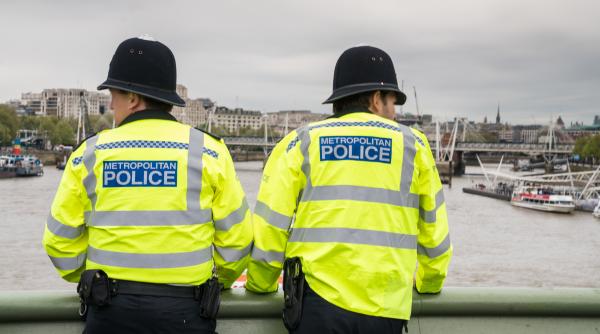 Metoda "compasiunii": O româncă a furat zeci de bijuterii de la bătrâni în Londra. Femeia era căutată în alte 4 țări din Europa