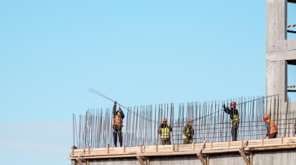 Zeci de muncitori români, arestați direct de pe un șantier din Marea Britanie