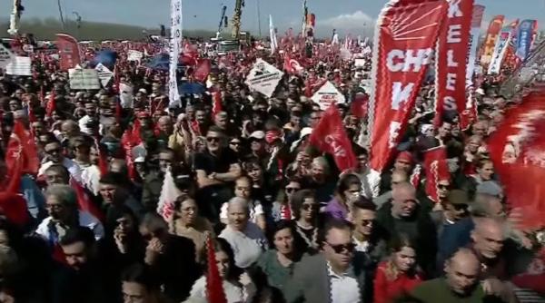 Protest de amploare în Turcia. Zeci de mii de oameni au ieșit în stradă la Istanbul