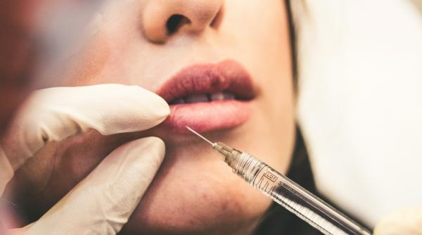 Două românce au fost arestate pentru că operau ilegal ca „doctori plasticieni”: injecții cu botox în apartament și substanțe necunoscute