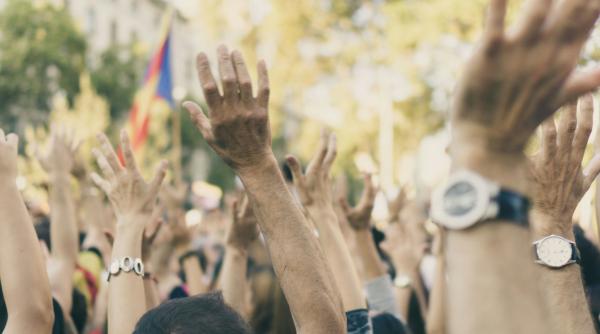 Proteste masive împotriva lui Trump și Elon Musk: 1.200 de manifestații programate sâmbătă în SUA și Europa