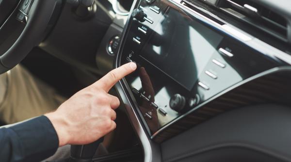 De ce luăm amendă dacă folosim telefonul la volan, dar este ok să butonăm tableta mașinii? Un polițist răspunde