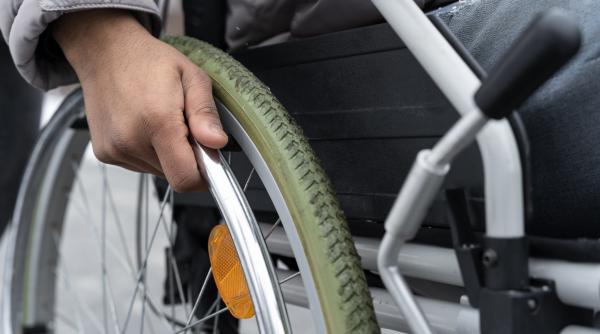 Româncă, condamnată la închisoare în Spania. I-a promis iubire unui bărbat în scaun cu rotile și l-a păcălit cu 72.000 de euro