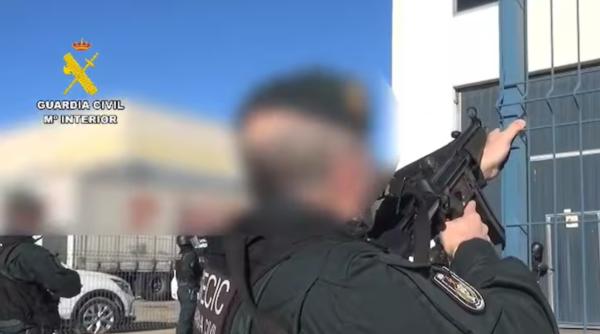 Trei români furau, în Spania, TIR-uri pline de marfă cu totul. Ținte preferate: electronice, cosmetice, jucării