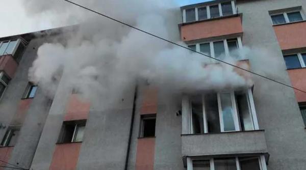 Incendiu puternic, provocat de lumânarea aprinsă în noaptea de Înviere. Un apartament a fost distrus complet