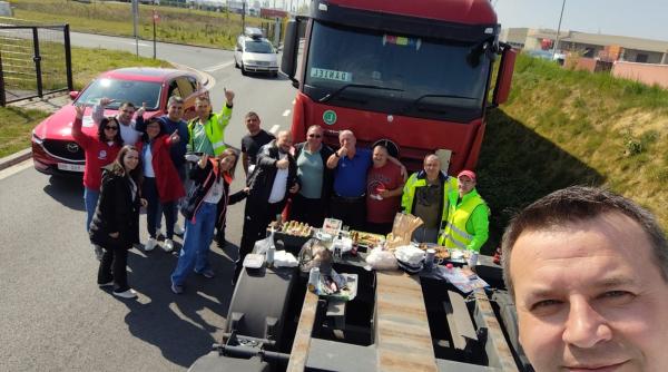 Paște cu dor printre camioane: românii din diaspora au dus mâncare și alinare șoferilor blocați în parcări de Paște