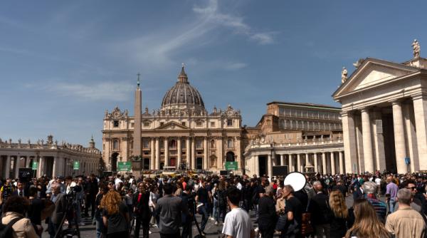 Patronii de hoteluri profită de pe urma morții papei Francisc. O cameră ajunge și la 2.500 de euro pe noapte