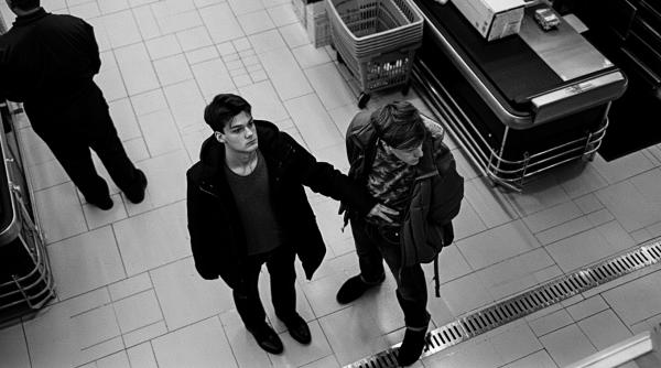 Tineri români din Italia, prinși că furau la casele self pay din Lidl. Paznicul i-a urmărit zeci de minute