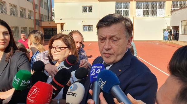 Fiica lui Crin Antonescu spune că s-ar întoarce în țară, după ce a mers la votul cu tatăl ei 