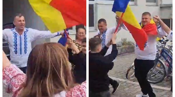 Imagini virale. Românii din diaspora au făcut o horă la o secție de vot din străinătate. Video 