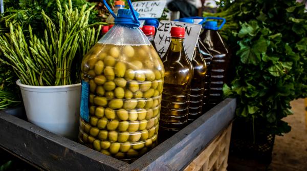 Prețul uleiului de măsline s-a prăbușit. Cât a ajuns să coste "aurul verde"