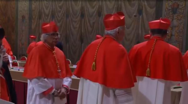 Uşile Capelei Sixtine de la Vatican au fost închise. Conclavul pentru alegerea papei a început