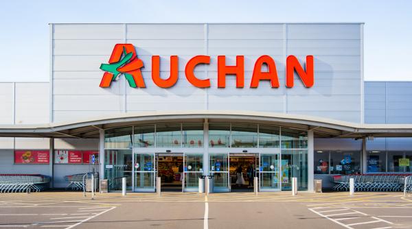 Auchan închide 25 de supermarketuri și concediază 700 de oameni într-una din cele mai mari țări din UE