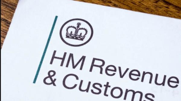 Românii din Marea Britanie, vizați de o nouă înșelătorie. Totul începe cu un "apel" de la HMRC