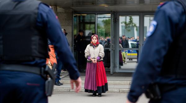 Așa zisă "vrăjitoare", arestată după ce a primit 160 000 euro de la o femeie care îi ceruse ajutor în căsnicie 