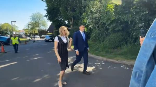 Simion, acuzat că a fugit prin spate de la o întâlnire cu românii din Anglia. Oamenii l-au huiduit - VIDEO