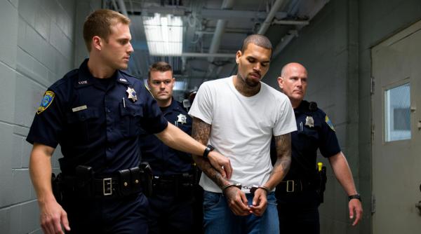 Starul Chris Brown, arestat în Marea Britanie 