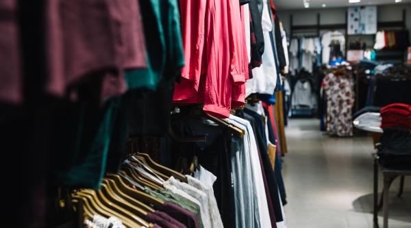 Patru români furau haine de lux din Belgia, cu un breloc special. "Ne pare rău, dar tentația e mare"