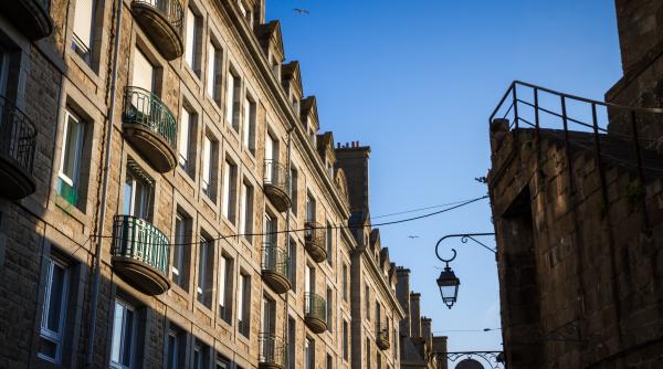 Spania vrea să-i taxeze dublu pe cei care își închiriază apartamentele turiștilor