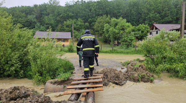 Vremea extremă a afectat zeci de localități din toată țara: gospodării și drumuri inundate, poduri surpate, evacuări