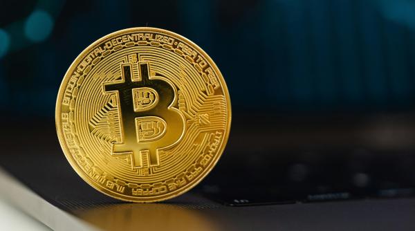 Bitcoin produce milioane de tone de CO2 pe an