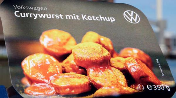 Cârnații Volkswagen, cel mai bine vândut produs al companiei germane, ajung în supermarketuri