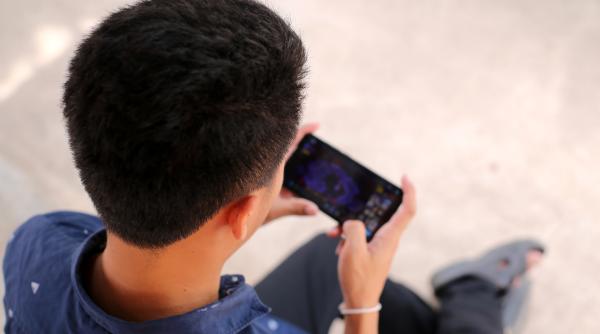 Tânăr italian, internat într-un spital din Torino cu simptome de sevraj după ce părinții i-au luat telefonul mobil