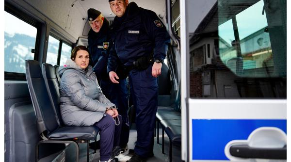 Îngrijitoare româncă din Austria, arestată în microbuzul care o ducea spre România