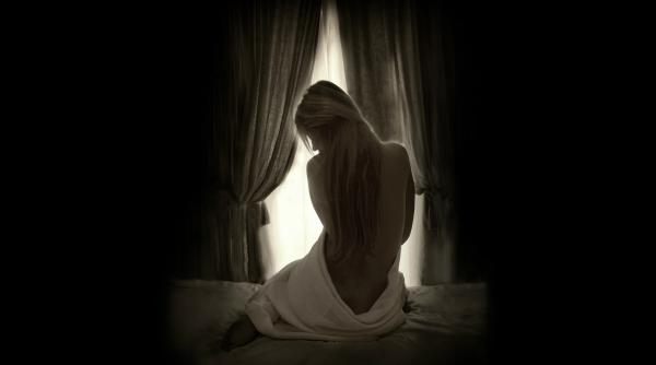 Victimele escrocheriilor romantice cer introducerea infracțiunii în Codul Penal: "Dragostea este cel mai puternic drog"