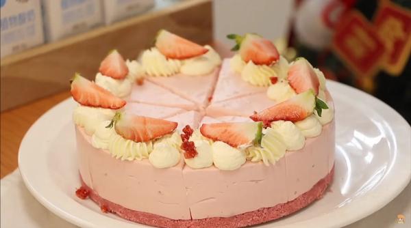 Desertul vedetă al verii: Spumă de iaurt cu fructe proaspete – rețeta ușoară care cucerește orice invitat