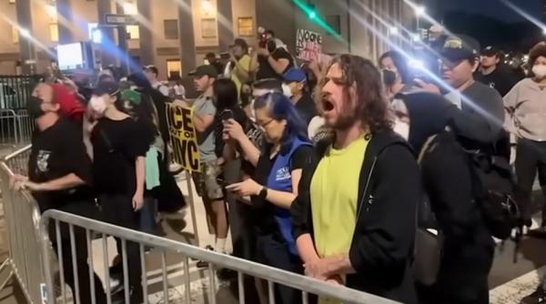 America fierbe: Stare de urgență în LA, manifestaţie la New York împotriva politicilor lui Trump