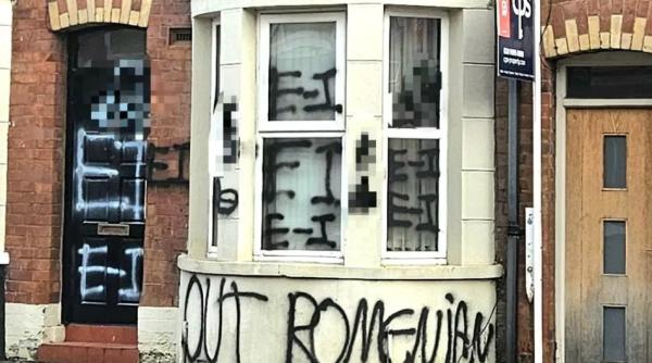 Continuă atacurile rasiste împotriva românilor în Irlanda de Nord. Scriu pe ziduri "Out Romanian"