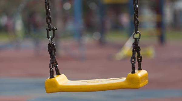 Româncă din Italia, amendată pentru că fiul ei s-a dat într-un leagăn. Cum au motivat polițiștii decizia