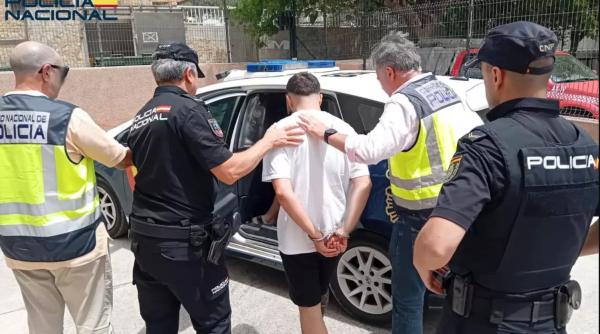 Bandă de hoți de buzunare români, destructurată de polițiștii spanioli. Înșelau turiștii din Playa de Palma și le furau cardurile 
