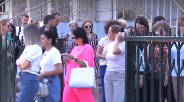 Angajații Guvernului protestează. Sunt nemulțumiți că Bolojan le scade sporurile